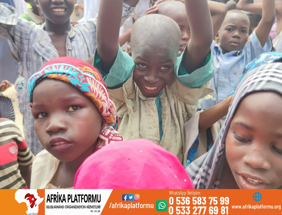 Afrika'da Çikolata Dağıtımı
                            
