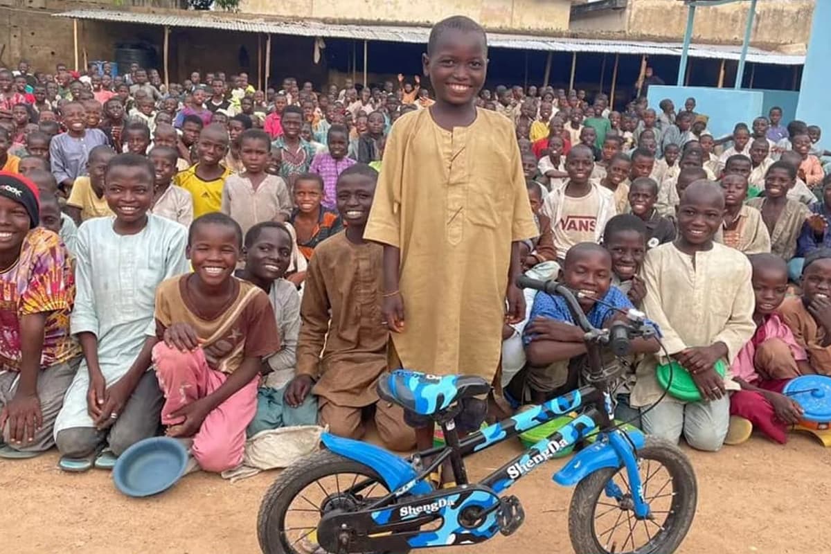 Afrikada Çocuklara Bisiklet Hediyesi