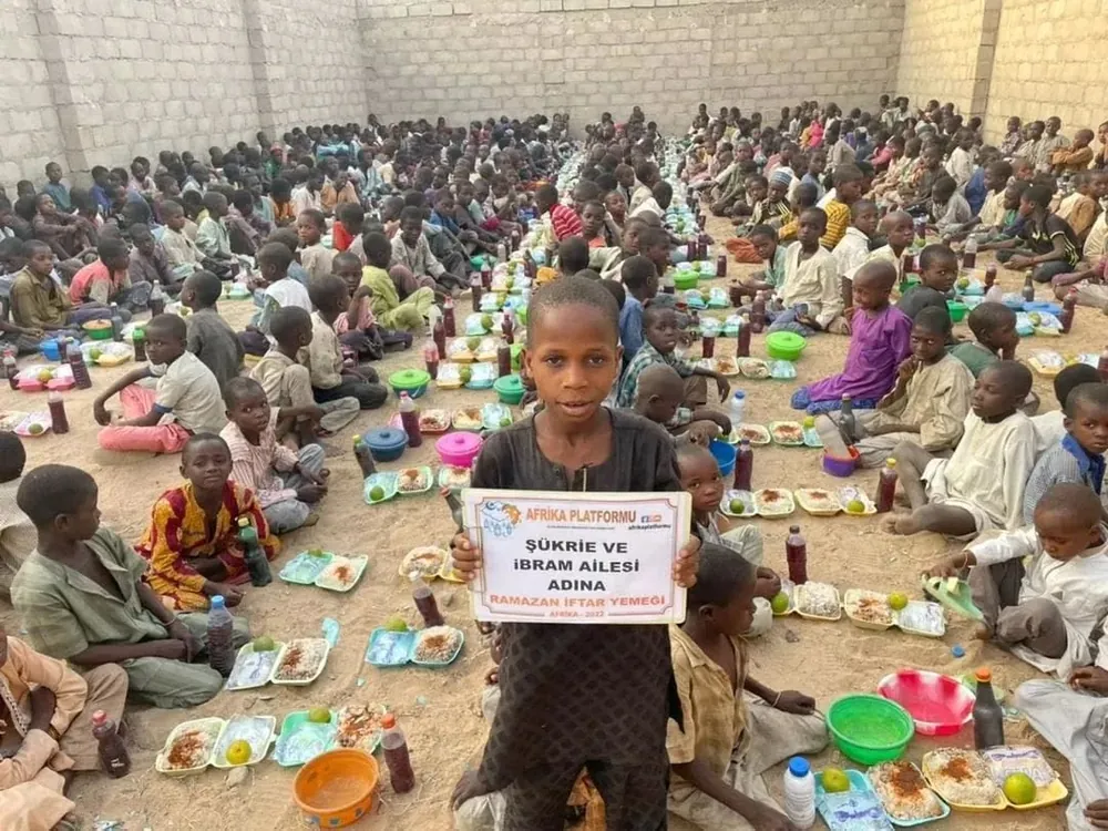 Ramadan-Iftar-Mahlzeit für Kinder in Afrika und ein personalisiertes Schild