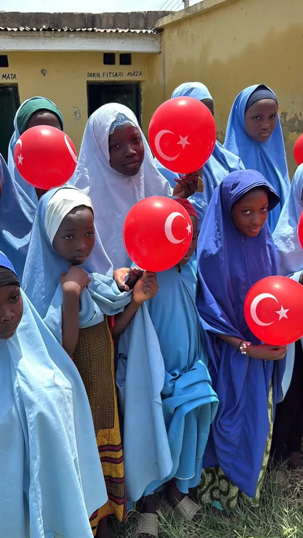 Afrika'da su kuyusu açılışında Türk bayraklı balon tutan çocuklar