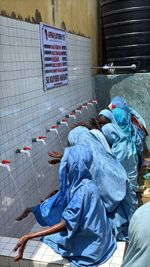 Afrika'da su kuyusu hayratı çeşmesinde abdest alan çocuklar