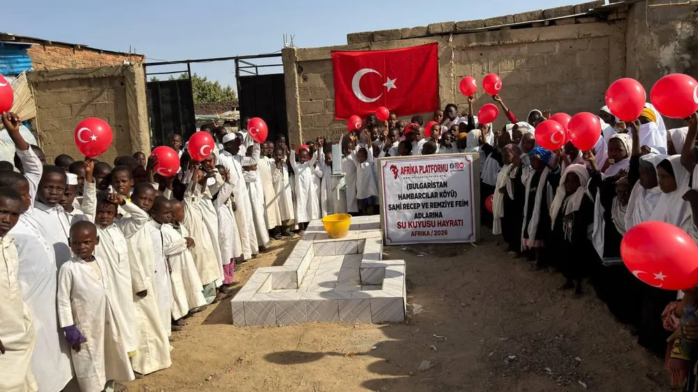 Afrika'da 2026 su kuyusu hayratı açılışı, beyaz giysili çocuklar ve Türk bayrağı