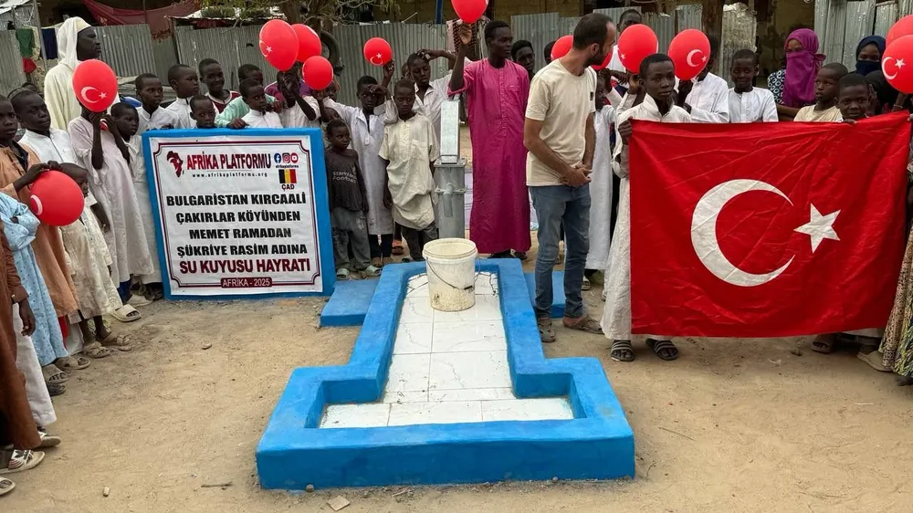 Çad'da açılan su kuyusu hayratı, Türk bayrağı ve çocuklar