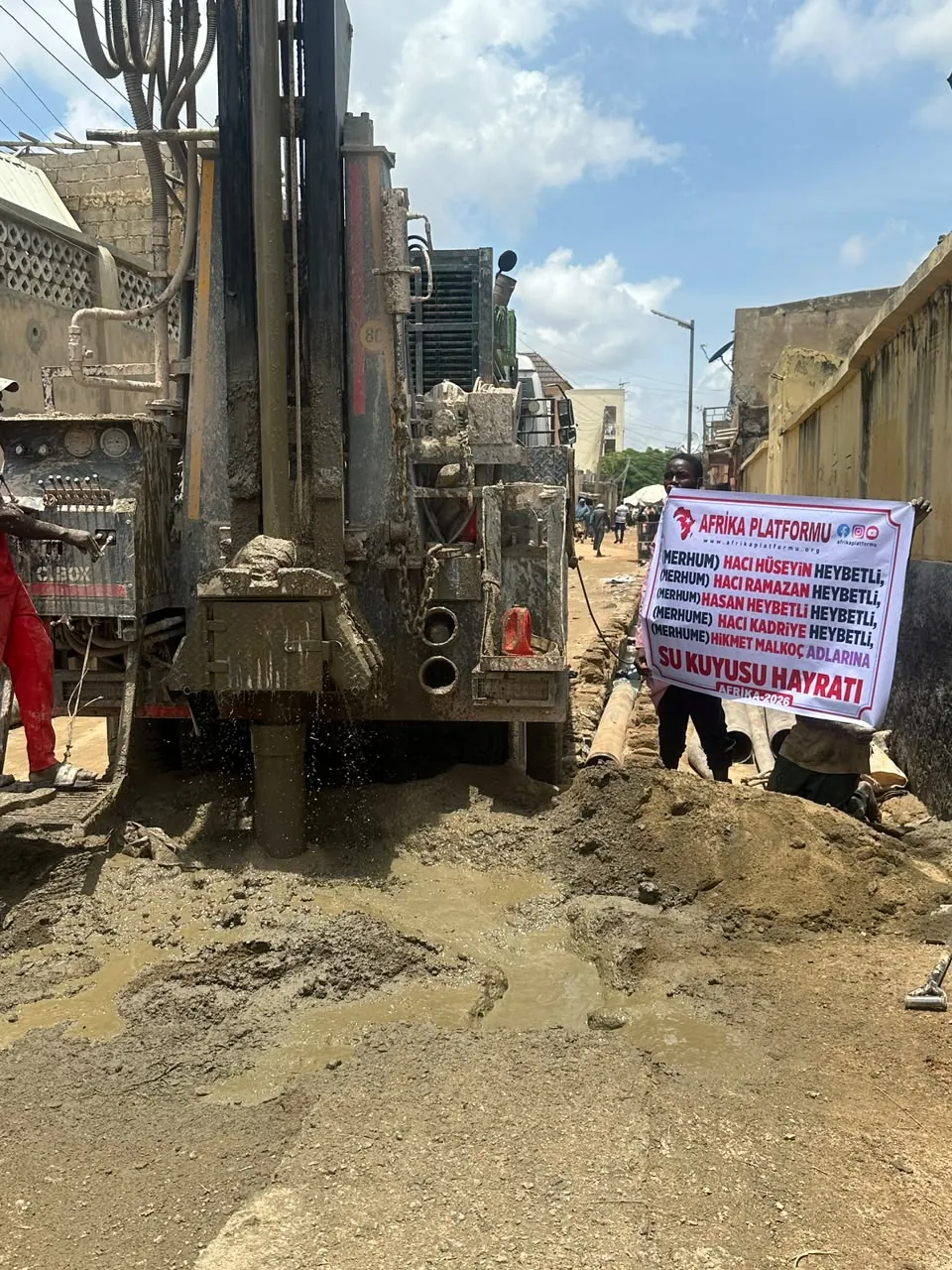 Afrika'da su kuyusu açmak için sondaj makinesi ve isim levhası