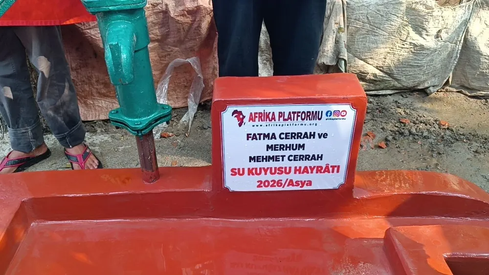 Asya'da Bangladeş'te açılan su kuyusu hayrat levhası