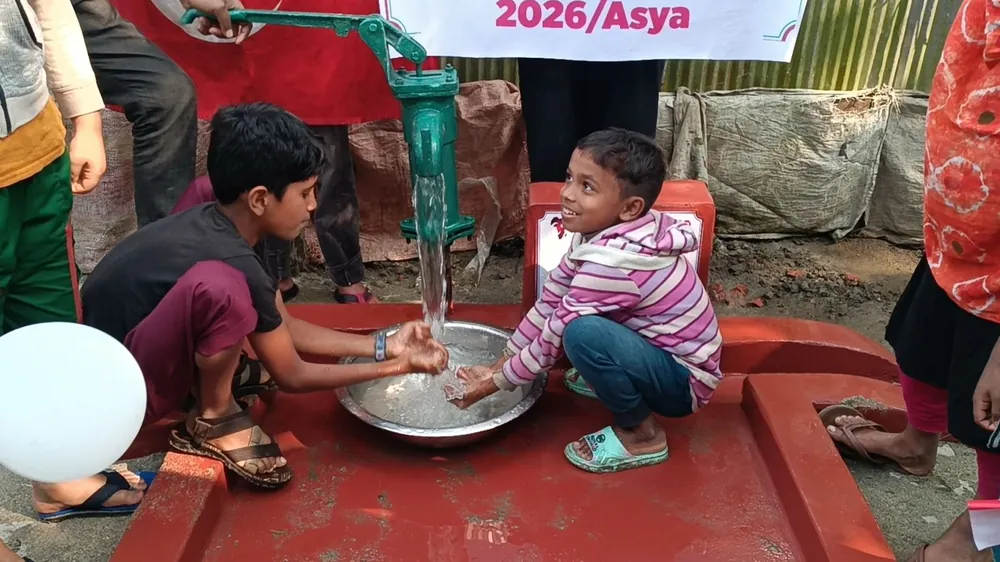 Bangladeş'te su kuyusu pompasından su içen çocuklar