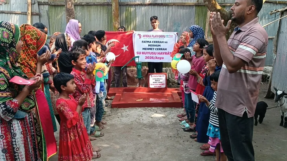 Bangladeş'te su kuyusu açılışında dua eden çocuklar ve Türk bayrağı
