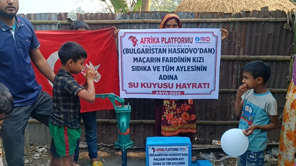 Bangladeş'te su kuyusu açılışı ve isim levhası