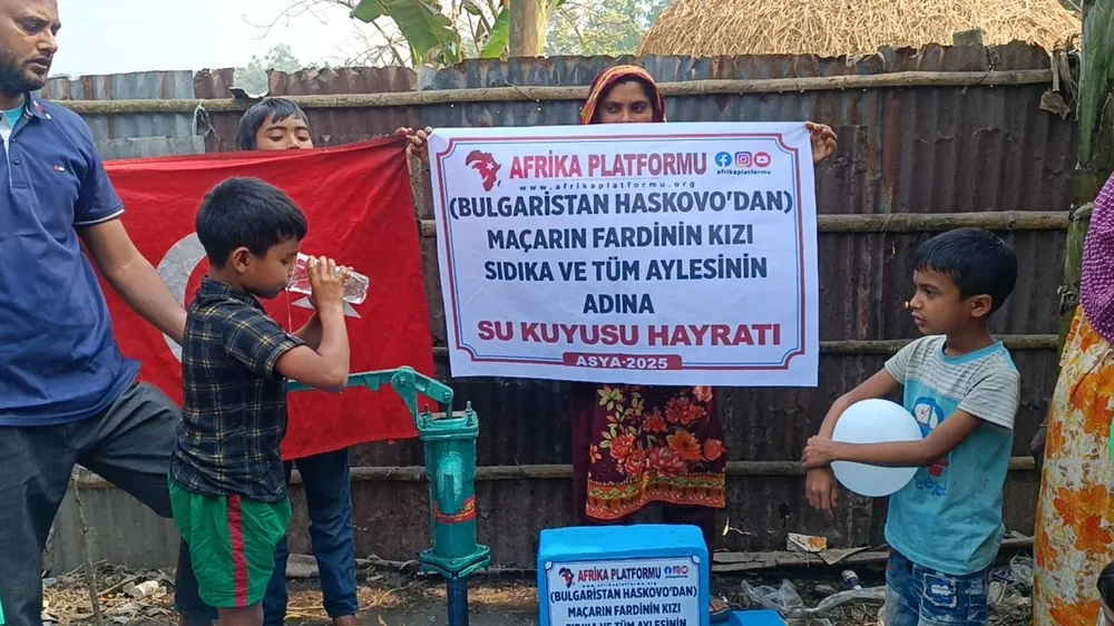 Bangladeş'te açılan su kuyusu başında toplanan çocuklar
