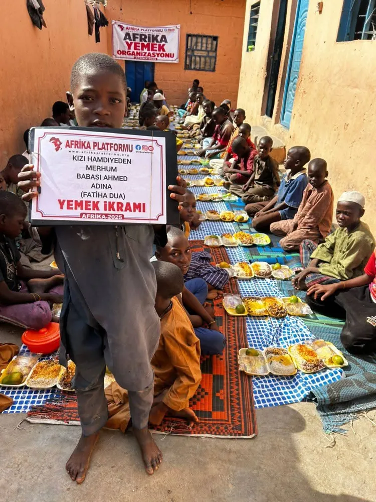 Waisenkinder essen auf einem gedeckten Tisch in Afrika